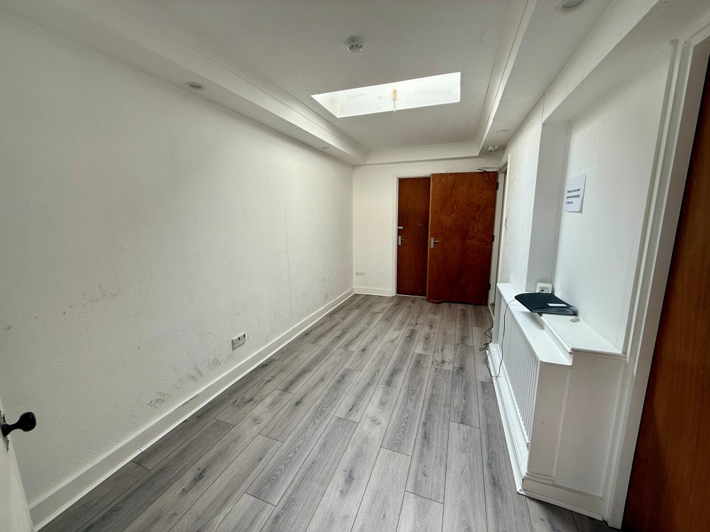 Lot: 43 - HOUSE OF MULTIPLE OCCUPANCY FOR INVESTMENT - Entrance hall